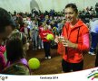 FOTO Simona Halep şi Horia Tecău, alături de copiii pasionaţi de tenis » 350 de puşti i-au «sufocat» pe cei doi tenismeni