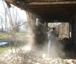 La zidurile mai fragile, demolarea se face și cu tîrnăcopul // Foto: Alex Călinoiu (Telegrama de Prahova)