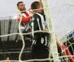 IMPACT-ȘOC. La Newcastle - Sunderland (0-1), asistența a înghețat cînd fundașul gazdelor, Steven Taylor, s-a lovit cu capul de bară, alegîndu-se cu răni pe obraz și la ureche