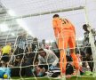 IMPACT-ȘOC. La Newcastle - Sunderland (0-1), asistența a înghețat cînd fundașul gazdelor, Steven Taylor, s-a lovit cu capul de bară, alegîndu-se cu răni pe obraz și la ureche