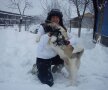 Ieri, în zăpada de acasă, cu căţelul ei, Nemo, un jucăuş Akita American