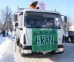 FOTO Urat şi plimbat cu sania! » Preşedintele Cornel Şfaiţer a fost sorcovit de întreaga localitate natală