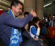 GALERIE FOTO Asaltat de fani pe aeroport! Primire de gală pentru Cosmin Contra la noua sa echipă » O fană nu s-a putut abţine şi i-a sărit în braţe