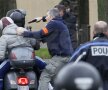 Încă doi suspecți la Paris.
Polițiștii îi dau jos de pe
scuter cu pistoalele Foto: Reuters