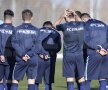 Majoritatea jucătorilor au acum scris pe spate impersonalul FCSB. Doar Sînmărtean a încurcat bluzele de trening, luînd-o pe cea veche