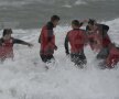 Jucătorii au intrat îmbrăcați în Mediterană, dar și-au ținut cu greu echilibrul în valuri