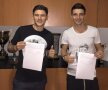 Săpunaru și Niculae pozînd cu cele două contracte în alb