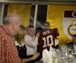 GALERIE FOTO Ziua Hagi. Noaptea Hagi » Petrecere specială pentru "Rege", cadouri de la Galatasaray şi AS Roma