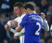Fundaşul lui Chelsea îşi muşcă de umăr adversarul // Foto: Reuters