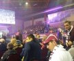 VIDEO şi FOTO Rapid şi-a prezentat lotul în sala sporturilor de la stadionul "Valentin Stănescu" » Atmosferă incendiară creată de fani