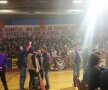 VIDEO şi FOTO Rapid şi-a prezentat lotul în sala sporturilor de la stadionul "Valentin Stănescu" » Atmosferă incendiară creată de fani