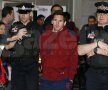 Messi, luni, la sosirea pe aeroportul din Manchester, încadrat de poliţişti // Foto: Reuters