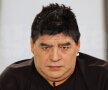 FOTO Feţele lui "Mamadona" cu cercei de perle » Diego Maradona surprinde din nou cu look-ul său