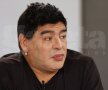 FOTO Feţele lui "Mamadona" cu cercei de perle » Diego Maradona surprinde din nou cu look-ul său