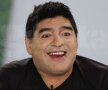FOTO Feţele lui "Mamadona" cu cercei de perle » Diego Maradona surprinde din nou cu look-ul său