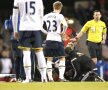 VIDEO + FOTO Momente de groază pe White Hart Lane » Bafetimbi Gomis s-a prăbuşit inconştient pe teren la meciul cu Tottenham! E pentru a 5-a oară în carieră