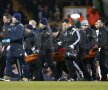 VIDEO + FOTO Momente de groază pe White Hart Lane » Bafetimbi Gomis s-a prăbuşit inconştient pe teren la meciul cu Tottenham! E pentru a 5-a oară în carieră