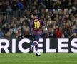 Messi zboară la zece centimetri de gazon. "Nepreţuit", scrie pe o reclamă de la marginea terenului. Ce bucurie pentru fotografii care au prins acest cadru! MVP-ul meciului? El, clar! // Foto: Reuters