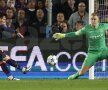 Hart îl blochează pe Messi. Eroic, cu pieptul înainte // Foto: Reuters