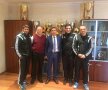 Marius Baciu, Valeriu Gurduza (vișiniu), Vazha Tarkhnishvili (centru), Răzvan Rotaru și Erik Lincar s-au pozat cu vitrina de trofee a clubului