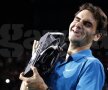 Roger Federer, opintindu-se să salte trofeul de la Paris-Bercy, din oţel masiv // Foto: Reuters
