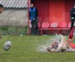 Rugbyştii de la Dinamo şi Cluj au făcut băi de nămol pe teren // Foto: Ştefan Constantin