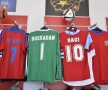 În noul magazin al Stelei se vând tricouri cu numele lui Lăcătuș, Duckadam și Hagi. Interesant e că ei sunt 3 dintre cei mai vocali foști mari fotbaliști care cer MApN-ului să dea sigla înapoi echipei de fotbal!