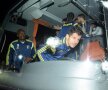 Emre Belozoglu, 34 de ani, căpitanul
lui Fener și “copilul” crescut în
umbra lui Hagi la Galatasaray,
cercetează parbrizul găurit de gloanțe în dreptul șoferului