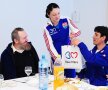 Căpitanul Valentina Elisei Ardean le oferă tinerilor de la Prislop cadouri cu însemnele HCM // Foto: Facebook
