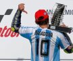 Valentino Rossi s-a impus în Marele Premiu al Argentinei după o cursă EPICĂ! În semn de respect pentru Maradona, "Il Dottore" a urcat pe podium îmbrăcat în tricoul fostului mare decar