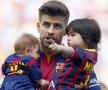 Tata cu doi iezi. Pique și-a luat băieții lui și ai Shakirei la o plimbare pe Camp Nou. Milan (doi ani) și Sasha (3 luni) au deja echipamente personalizate. Iar părinții i-au înscris pe lista de "socios" a Barcei. Dar încă e greu să-ți dai seama pentru ce stil vor opta: tiki-taka sau waka-waka?. Foto: Reuters