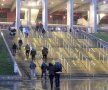 Numărul mic de oameni contrastează cu strălucirea celui mai modern stadion din România