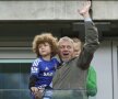 Viitorul patron? Ieri, miliardarul rus Roman Abramovici, proprietarul lui Chelsea, a sărbătorit performanţa pe "Stamford Bridge" alături de fiul său, Aaron // Foto: Reuters