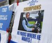 "Parchează unde vrea". Fanii lui Chelsea au realizat un tricou special pentru Mourinho, celebrînd noul titlu. Mou e şofer de autocar, iar mesajul e ironic la adresa adversarilor: "El parchează unde vrea".