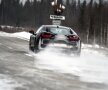 Nici zăpada nu-și găsește locul pe caroseria aerodinamică a BMW-ului i8