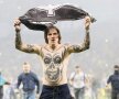 IBRA DIN PELUZĂ. Ultrașii lui Dnepr au invadat terenul după calificarea istorică în finala Europa League. Unul dintre ei l-ar bate cu siguranță pe Ibrahimovici. La tatuaje. foto: reuters