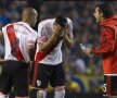 VIDEO și FOTO Incidente grave la Boca - River  » Fotbaliști atacați din tribune: "Nu mai văd nimic, sînt ars!"