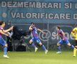 VIDEO şi FOTO » Descindere cu "mascaţi" » Condusă pînă în minutul 70 la Braşov, Steaua întoarce, 3-2, şi rămîne în lupta pentru titlu graţie "dublei" nou-intratului Rusescu  