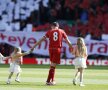 Moment emoţionant! Steven Gerrard însoţit de cele trei fete ale sale la ultimul meci din carieră pe Anfield Road (foto: reuters)