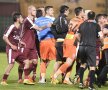 Brancardieri nervoși, Cîrțu fără Xanax și Săpunaru ieșit la bătaie! Cum a arătat Rapid-Craiova, un meci plin de incidente 