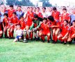 Imaginea datează din 1987, cînd Steaua a învins în finala Cupei României, scor 1-0. Puștiul de 9 ani cu mînă pe Cupă este antrenorul de azi al Pandurilor, Edi Iordănescu