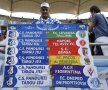 CEL MAI FIDEL SUPORTER. Unul dintre fanii gorjenilor a găsit prilejul perfect pentru a-şi expune colecţia de fulare de la meciurile internaţionale ale celor de la Pandurii