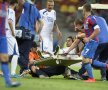 

LACRIMI ȘI GAFE. Eric s-a accidentat grav la genunchi, imaginile de aseară cu grimasele de durere aducînd aminte de secvențele cu Ronaldo la Inter. Suferința brazilianului a fost amplificată și de brancardieri, care l-au scăpat cu tot cu targă. Foto: Raed Krishan