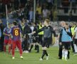 Conflictul din finalul partidei care a decis titlul, Bumba luat la ţintă de Gavrilaş, portarul de rezervă al gazdelor Foto: Alex Nicodim