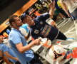 GALERIE FOTO Steliștii au invadat mall-ul de lîngă Arena Națională » Sute de suporteri au făcut poze alături de campionii României!