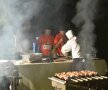 PICNIC
NOCTURN.
Alex Bourceanu și
Cristi Tănase au
fost primii care
au deschis balul
preparatelor
scoase de pe
grătar
