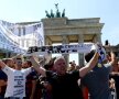 "Ciocnire" pașnică. Fanii lui Juve și ai Barcelonei scandînd în fața Porții Brandenburg // Foto: Guliver/GettyImages