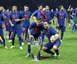 THE WINNER TAKES IT ALL. Messi cu trofeul, Xavi cu cel mai bun prieten, balonul. Barcelona a bifat a doua triplă din istorie
(foto: Reuters)