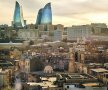 Baku, partea veche a orașului. În plan secund, clădirile moderne din zona nouă a capitalei Azerbaidjanului