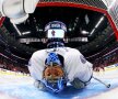 Hochei, Cupa Stanley. Portarul pare că face podul, dar de fapt e stretching înainte de a doua repriză. (foto: reuters)